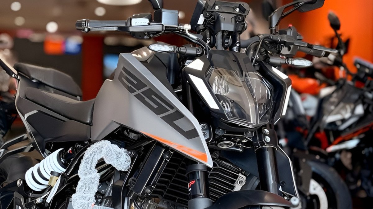 2026 New KTM DUKE 250 Metallic Silver